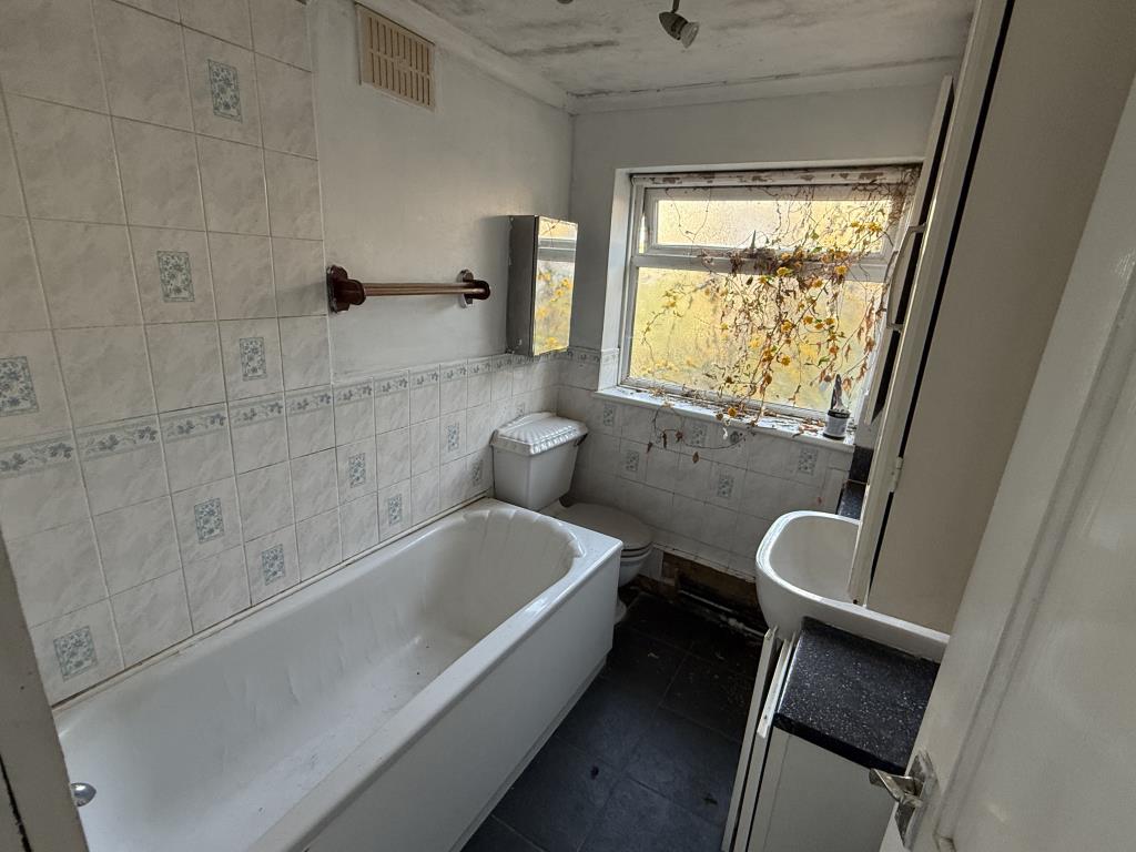 Lot: 134 - HOUSE IN NEED OF REFURBISHMENT - Bathroom in house in need of refurbishment